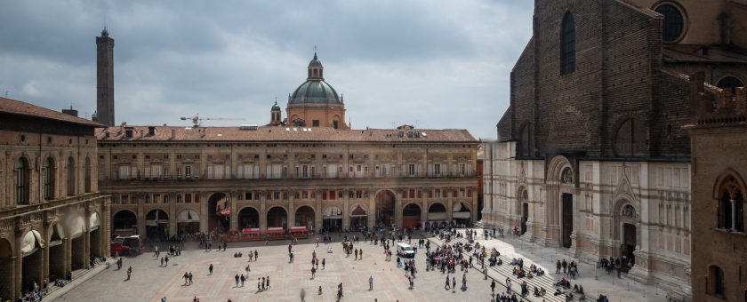 Rdeče mestne fasade, prva univerza, obilni krožniki: Bologna!